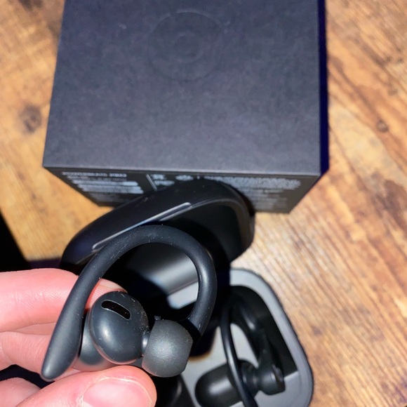 Power Beats Pro, wireless, black, by Dr. Dre. - Picture 5 of 6